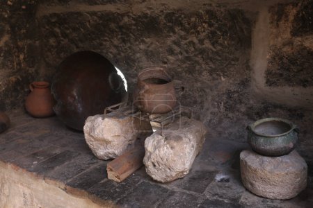 Foto de Cocinas y utensilios antiguos del convento de Santa Catalina en Arequipa, Perú. - Imagen libre de derechos