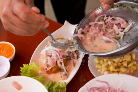 Foto de Preparando un delicioso ceviche de lubina peruana en el puerto pesquero de Chorros en Lima. - Imagen libre de derechos