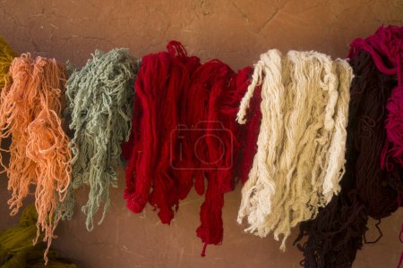Téléchargez les photos : Matériel pour la production d'artisanat textile dans une communauté indigène au Pérou. - en image libre de droit