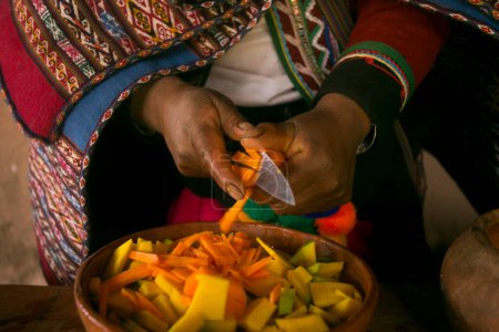 Foto de Cocinar una sopa de verduras andina tradicional antes de una fiesta de Pachamanca con una tribu quechua en el Valle Sagrado, Perú. - Imagen libre de derechos