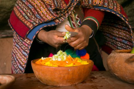 Foto de Cocinar una sopa de verduras andina tradicional antes de una fiesta de Pachamanca con una tribu quechua en el Valle Sagrado, Perú. - Imagen libre de derechos