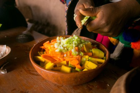 Téléchargez les photos : Cuisiner une soupe traditionnelle de légumes andins avant un festin de Pachamanca avec une tribu quechua dans la vallée sacrée, Pérou. - en image libre de droit