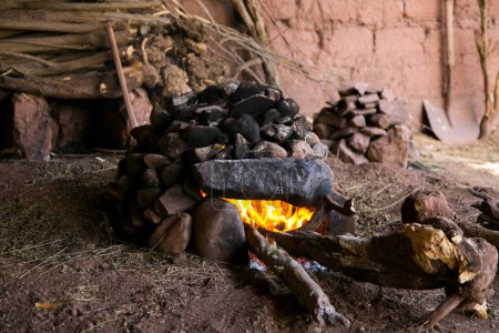 Foto de Para preparar la ceremonia de Pachamanca, primero hay que preparar un horno con piedras que se van a calentar durante 4 horas. Cuando las piedras están calientes, la cocción puede comenzar. - Imagen libre de derechos