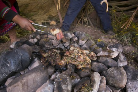 Foto de Ingredientes básicos para la ceremonia de Pachamanca en Perú. En la ceremonia de la pachamanca se cocinan cordero, alpaca, cerdo y ternera. También variedad de tubérculos y verduras. Todo bajo piedras calientes y cubierto de tierra. - Imagen libre de derechos