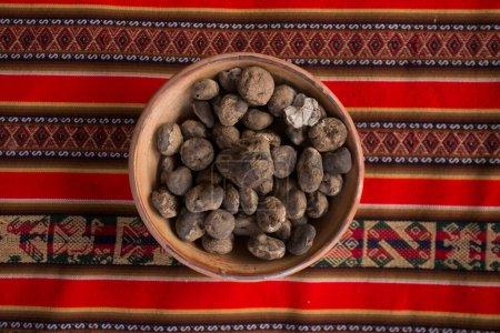 Téléchargez les photos : Variété de pommes de terre péruviennes. Lors de la cérémonie de pachamanca, agneau, alpaga, porc et bœuf sont cuits. Aussi variété de tubercules et légumes. Le tout sous des pierres chaudes et recouvert de terre. - en image libre de droit