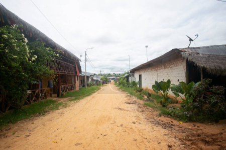 Foto de Vistas desde las calles y casas de un pueblo de la región amazónica en Perú cerca de la ciudad de Yurimaguas. - Imagen libre de derechos