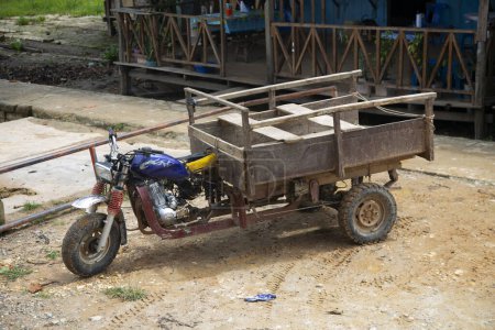Téléchargez les photos : Moto dans une ville de la région amazonienne au Pérou près de la ville de Yurimaguas. - en image libre de droit