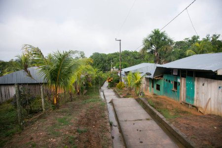 Foto de Vistas desde las calles y casas de un pueblo de la región amazónica en Perú cerca de la ciudad de Yurimaguas. - Imagen libre de derechos