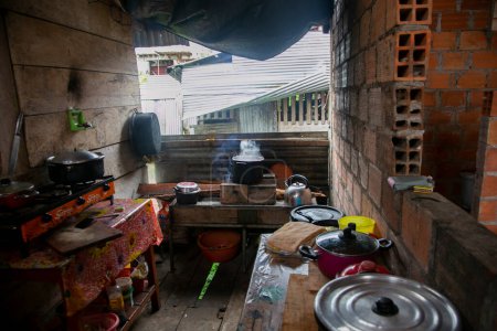 Foto de Cocina de una casa en la selva amazónica peruana cerca de la ciudad de Tarapoto. - Imagen libre de derechos