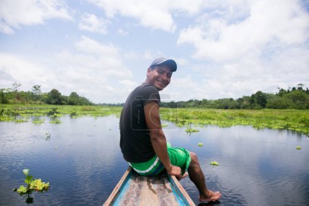 Foto de Cuipari, Perú; 1 de octubre de 2022: Pescador que trabaja en la selva peruana. Lago Cuipari. - Imagen libre de derechos
