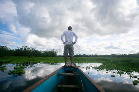 Téléchargez les photos : Pêcheur travaillant dans un lac de la jungle péruvienne. - en image libre de droit