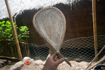 Téléchargez les photos : Ancien outil de pêche dans les eaux de la jungle péruvienne. - en image libre de droit