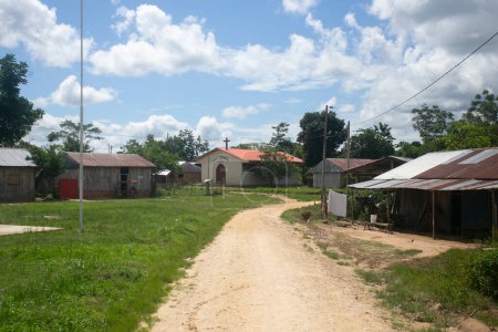 Foto de Vistas de las calles y casas de una región selvática en la Amazonía peruana ubicada cerca de la ciudad de Tarapoto. - Imagen libre de derechos