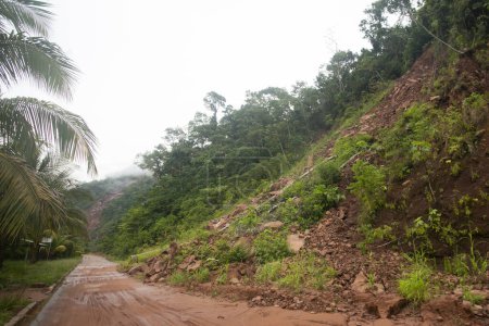 Foto de Carretera desde la ciudad de Tarapoto hasta el pueblo de Chazuta en la selva peruana. Malo camino debido a la lluvia. - Imagen libre de derechos