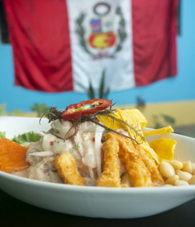 Téléchargez les photos : Ceviche péruvien au poisson servi dans un restaurant à Lima. - en image libre de droit