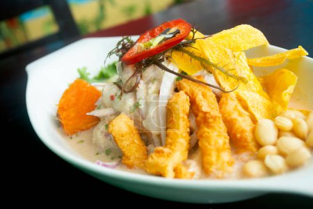 Téléchargez les photos : Ceviche péruvien au poisson servi dans un restaurant à Lima. - en image libre de droit