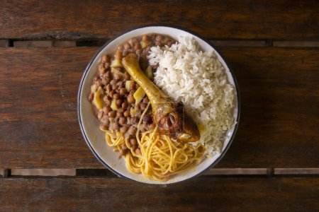 Foto de Merienda de la Chakra con pollo, arroz y legumbres. Plato tradicional de las personas que trabajan en los campos de la selva peruana. - Imagen libre de derechos