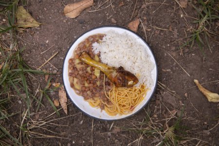 Foto de Merienda de la Chakra con pollo, arroz y legumbres. Plato tradicional de las personas que trabajan en los campos de la selva peruana. - Imagen libre de derechos