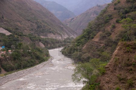Foto de Río Vilcanota al pasar por el pueblo de Santa Rosa en la selva peruana cerca de Machu Picchu. - Imagen libre de derechos