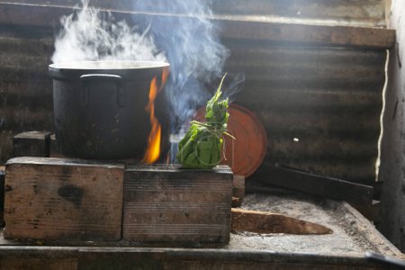 Foto de La patarashca consiste en un plato con ingredientes de la región envueltos en hojas de bijao que se cocinan sobre las brasas. - Imagen libre de derechos