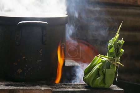 Foto de La patarashca consiste en un plato con ingredientes de la región envueltos en hojas de bijao que se cocina sobre las brasas. - Imagen libre de derechos