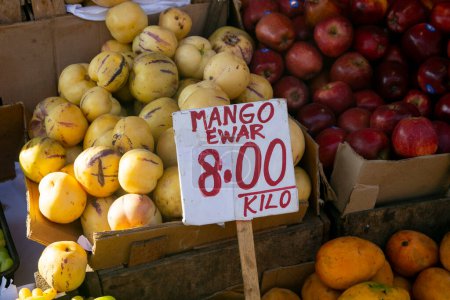 Foto de Variedad de mango peruano de la selva peruana en un mercado de una zona de la Amazonía. - Imagen libre de derechos
