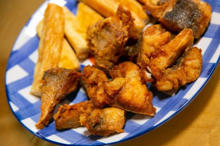 Téléchargez les photos : Le chicharrn de poisson péruvien est l'un des plats les plus riches de la cuisine latino-américaine, car sa texture croquante et la touche d'ail et de coriandre - en image libre de droit