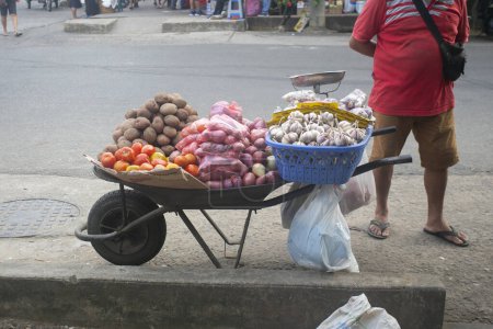 Foto de Carro con cebollas y tubérculos en un mercadillo de Tarapoto en la selva peruana - Imagen libre de derechos