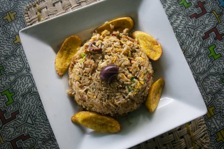 Téléchargez les photos : Arroz Charapa est une variante du riz chaufa péruvien traditionnel, mais au lieu du poulet pané, il comprend du porc séché et du bacon tranché. - en image libre de droit