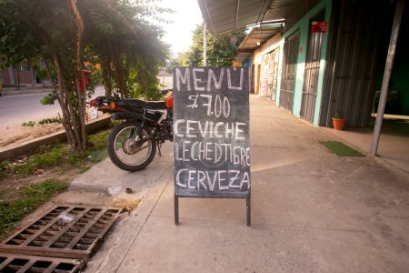 Téléchargez les photos : Tarapoto, Pérou ; 1er octobre 2022 : Panneau annonçant la crème glacée à la noix de coco dans la ville de Tarapoto dans la jungle péruvienne. - en image libre de droit