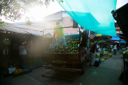 Téléchargez les photos : Tarapoto, Pérou ; 1er octobre 2022 : Vue sur le marché alimentaire dans la ville de Tarapoto dans la jungle péruvienne. - en image libre de droit