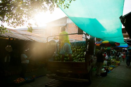 Téléchargez les photos : Tarapoto, Pérou ; 1er octobre 2022 : Vue sur le marché alimentaire dans la ville de Tarapoto dans la jungle péruvienne. - en image libre de droit