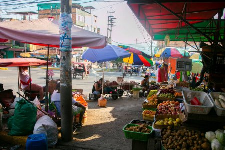 Téléchargez les photos : Tarapoto, Pérou ; 1er octobre 2022 : Motocarro avec des passagers et vue sur le marché alimentaire dans la ville de Tarapoto dans la jungle péruvienne. - en image libre de droit