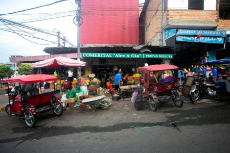 Foto de Tarapoto, Perú; 1 de octubre de 2022: Motocarro con pasajeros y vistas al mercado de alimentos en la ciudad de Tarapoto en la selva peruana. - Imagen libre de derechos