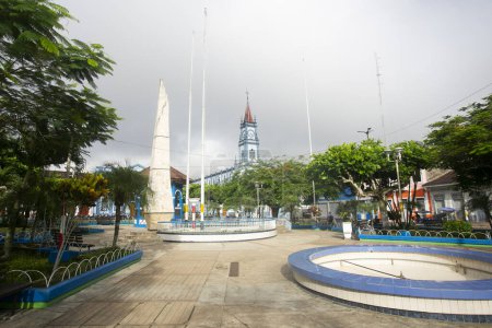 Téléchargez les photos : Vue sur le centre de la ville de Yurimaguas dans la jungle péruvienne. - en image libre de droit