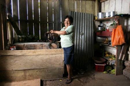 Téléchargez les photos : Chazuta, Pérou ; 1er octobre 2022 : Une femme dans la cuisine d'un restaurant péruvien dans la jungle amazonienne. - en image libre de droit