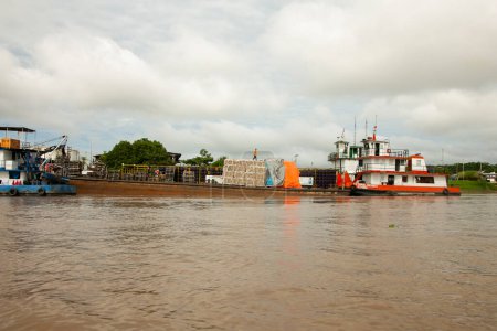Foto de Yurimaguas, Perú; 1 de octubre de 2022: Puerto central de la ciudad de Yurimaguas junto al río Huallaga. - Imagen libre de derechos