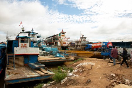 Téléchargez les photos : Yurimaguas, Pérou ; 1er octobre 2022 : Port central de la ville de Yurimaguas près de la rivière Huallaga. - en image libre de droit