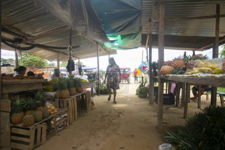Téléchargez les photos : Yurimaguas, Pérou ; 1er octobre 2022 : Des étals de vendeurs sur le marché alimentaire central de Yurimaguas dans la jungle péruvienne. - en image libre de droit