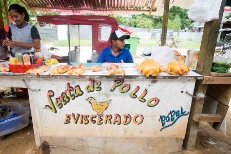 Foto de Yurimaguas, Perú; 1 de octubre de 2022: Puesto de venta en el mercado central de alimentos de Yurimaguas en la selva peruana. - Imagen libre de derechos