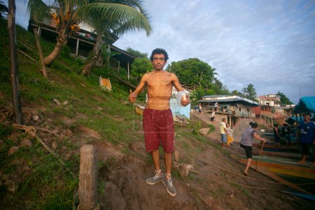 Téléchargez les photos : Yurimaguas, Pérou 1er octobre 2022 : Communauté de pêcheurs déchargeant des poissons de leurs bateaux sur la rivière Huallaga dans la jungle péruvienne. - en image libre de droit
