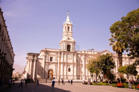 Foto de Arequipa, Perú 1 de octubre de 2022: La Catedral de Arequipa es el principal templo religioso de la ciudad blanca. Tiene una arquitectura neorrenacentista con una influencia gótica. - Imagen libre de derechos
