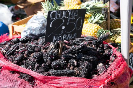 Téléchargez les photos : Oreilles de maïs dans un étal du marché central des fruits et légumes à Arequipa, Pérou. - en image libre de droit