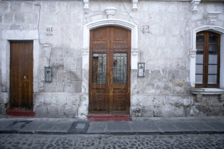 Téléchargez les photos : Murs blancs et portes des vieilles rues de la ville d'Arequipa au Pérou. - en image libre de droit