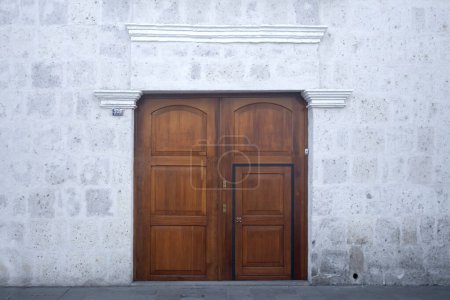 Foto de Murallas blancas y puertas de las antiguas calles de la ciudad de Arequipa en Perú. - Imagen libre de derechos