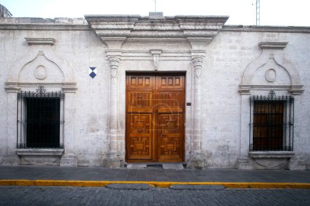 Foto de Murallas blancas y puertas de las antiguas calles de la ciudad de Arequipa en Perú. - Imagen libre de derechos
