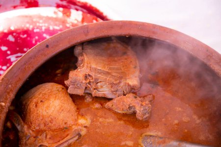 Téléchargez les photos : L'Adobo de Chancho arequipeo se compose d'un plat de viande de porc marinée qui est accompagné de légumes et d'assaisonnements cuits dans une marmite d'argile - en image libre de droit