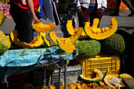 Téléchargez les photos : Zapallo dans un marché de street food à Arequipa. Le macre de citrouille ou zapallo est un légume originaire d'Amérique du Sud avec une plus grande présence au Pérou. - en image libre de droit
