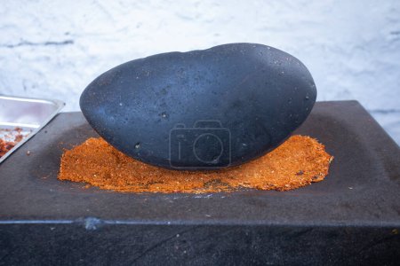 Téléchargez les photos : La pierre fulling péruvienne ou marais est un objet lithique utilisé pour moudre la nourriture au Pérou. - en image libre de droit