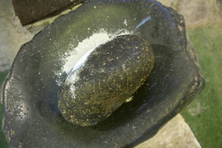 Téléchargez les photos : La pierre fulling péruvienne ou marais est un objet lithique utilisé pour moudre la nourriture au Pérou. - en image libre de droit